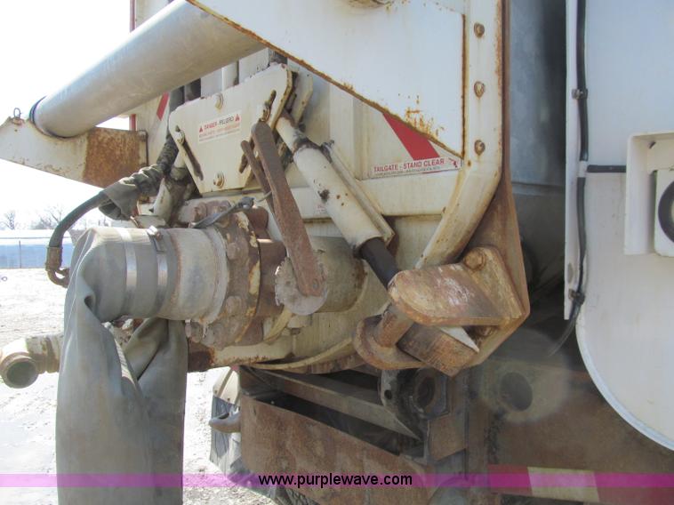 image for item D7251 1997 International 2554 rodder/hydro excavation truck