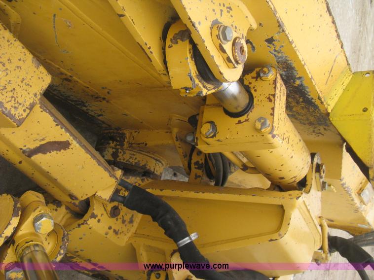 image for item E3377 2005 John Deere 750C LT Series II dozer