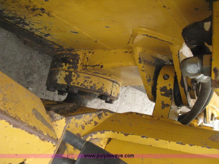 image for item E3377 2005 John Deere 750C LT Series II dozer