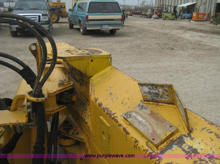 image for item E3377 2005 John Deere 750C LT Series II dozer