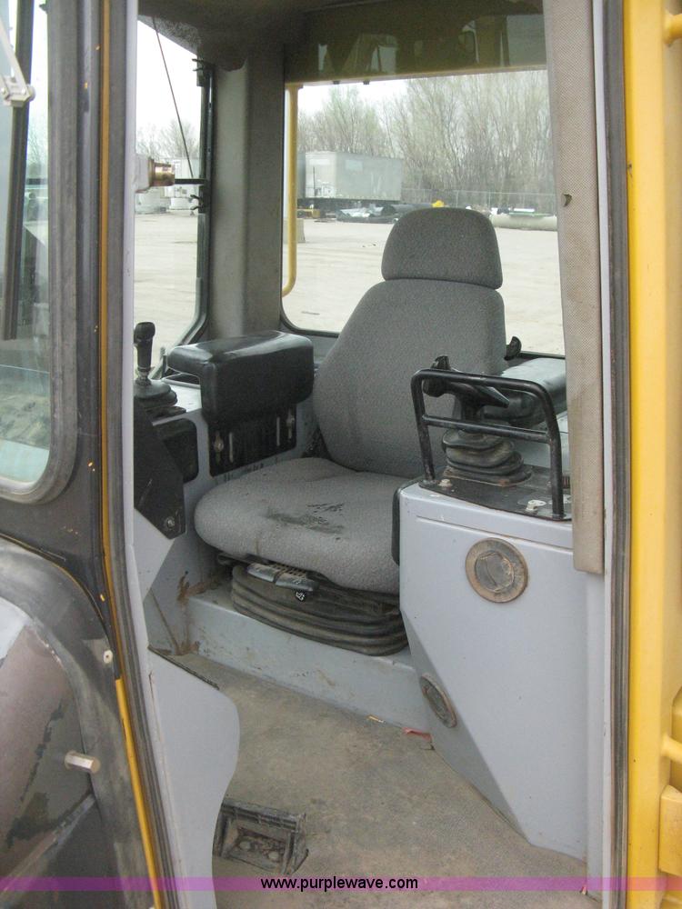 image for item E3377 2005 John Deere 750C LT Series II dozer