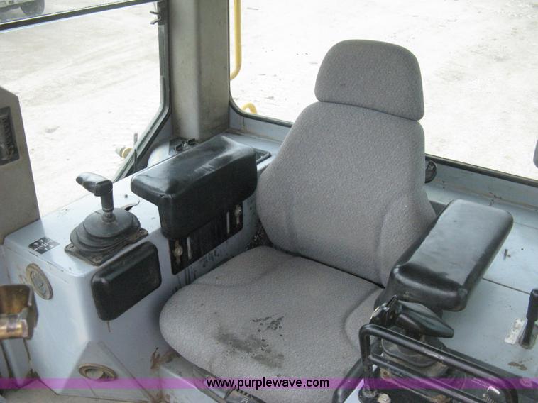 image for item E3377 2005 John Deere 750C LT Series II dozer