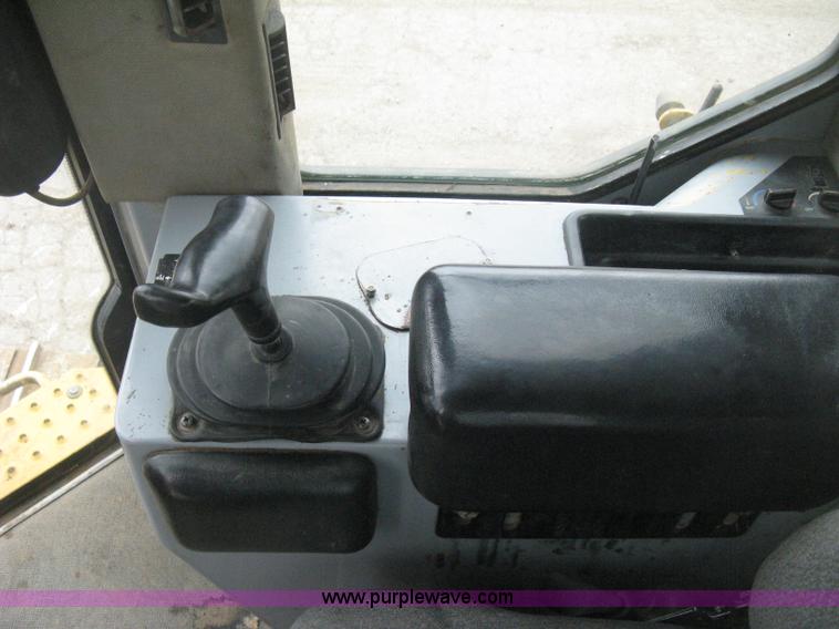 image for item E3377 2005 John Deere 750C LT Series II dozer