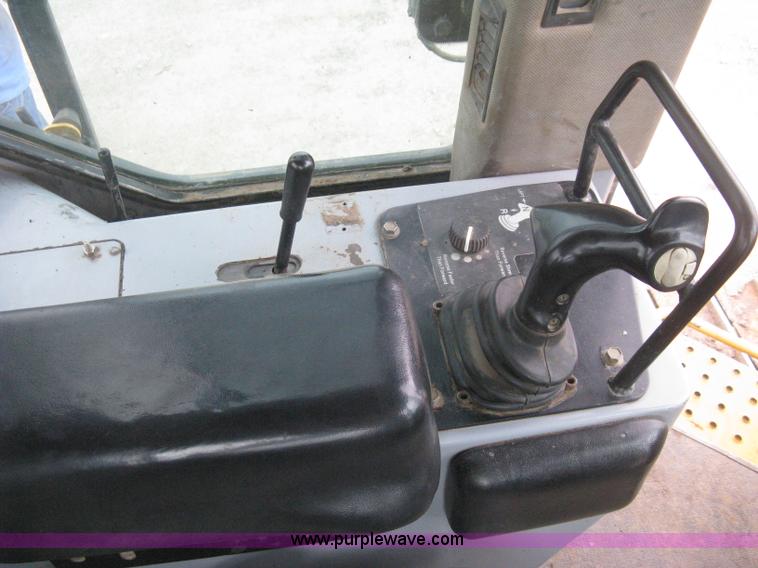 image for item E3377 2005 John Deere 750C LT Series II dozer