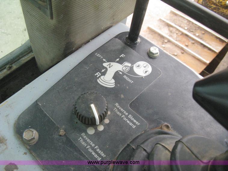 image for item E3377 2005 John Deere 750C LT Series II dozer