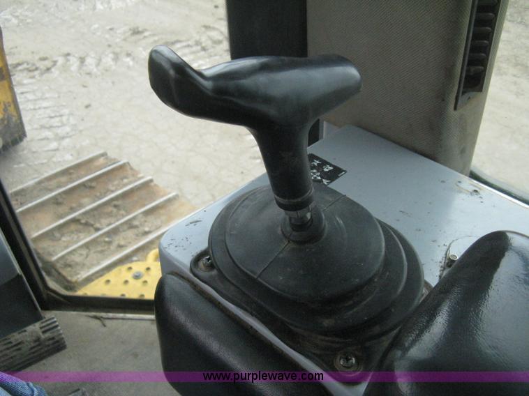 image for item E3377 2005 John Deere 750C LT Series II dozer