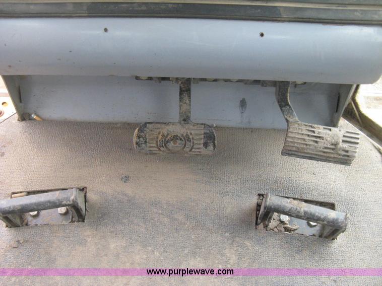 image for item E3377 2005 John Deere 750C LT Series II dozer