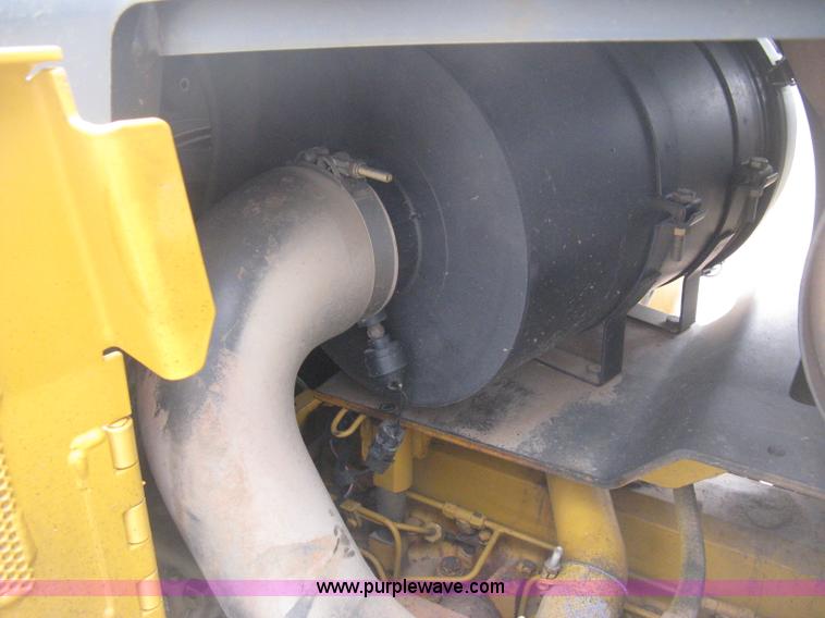 image for item E3377 2005 John Deere 750C LT Series II dozer