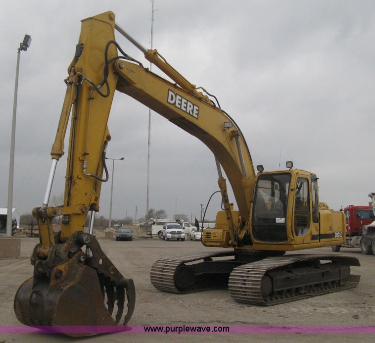 image for item E3378 1998 John Deere 200LC excavator