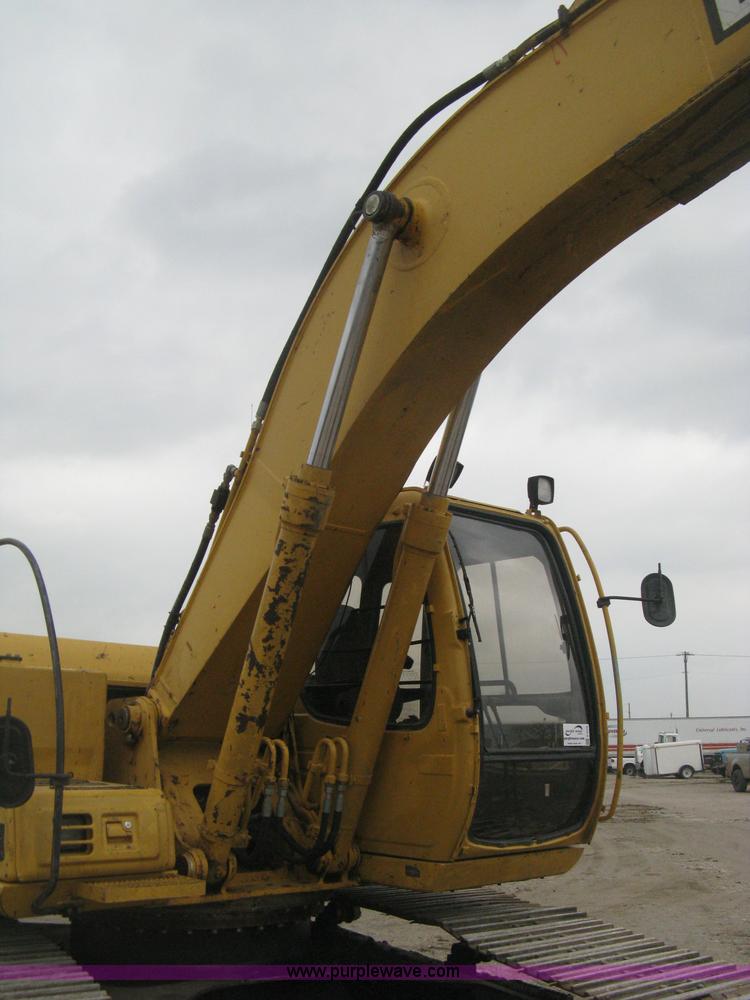 image for item E3378 1998 John Deere 200LC excavator