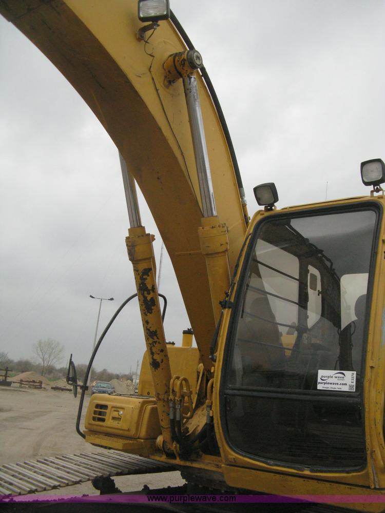 image for item E3378 1998 John Deere 200LC excavator