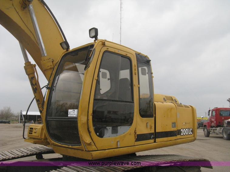 image for item E3378 1998 John Deere 200LC excavator