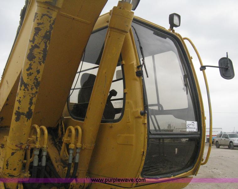 image for item E3378 1998 John Deere 200LC excavator