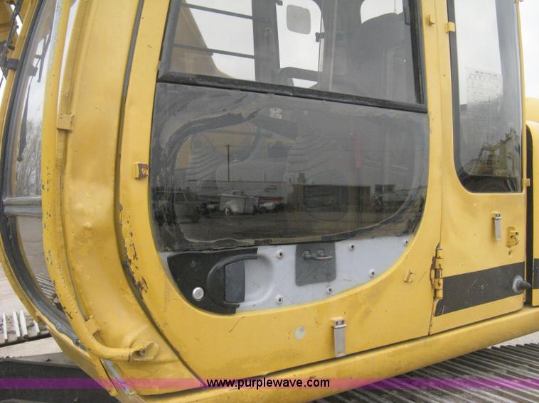 image for item E3378 1998 John Deere 200LC excavator