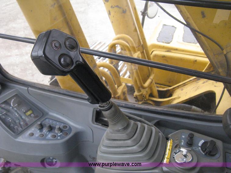image for item E3378 1998 John Deere 200LC excavator