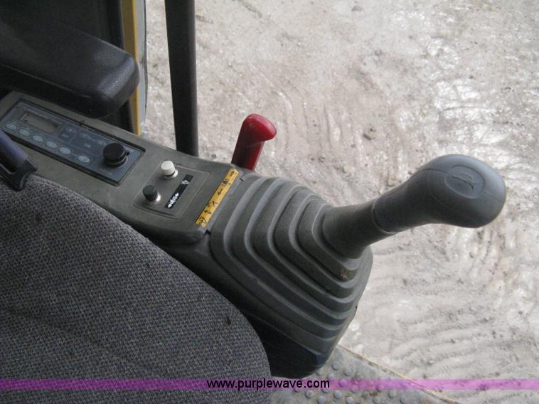image for item E3378 1998 John Deere 200LC excavator