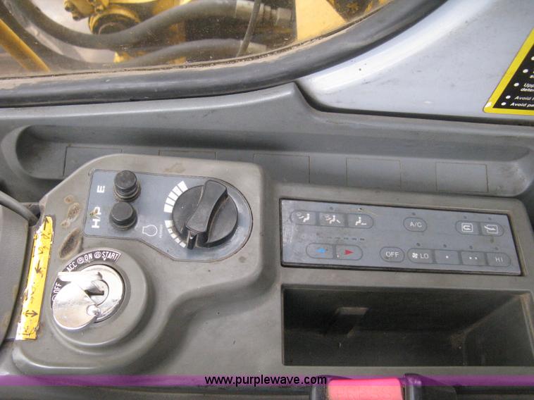 image for item E3378 1998 John Deere 200LC excavator