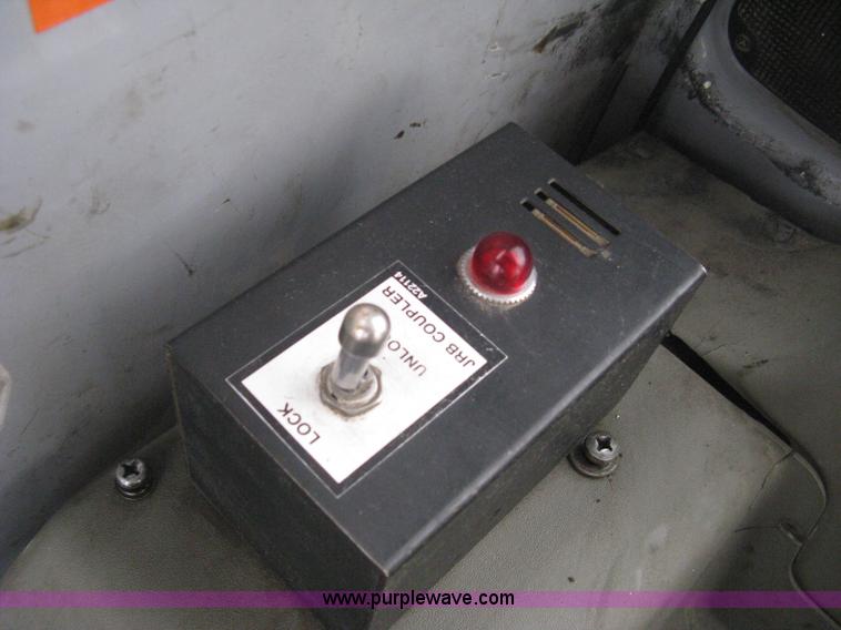 image for item E3378 1998 John Deere 200LC excavator