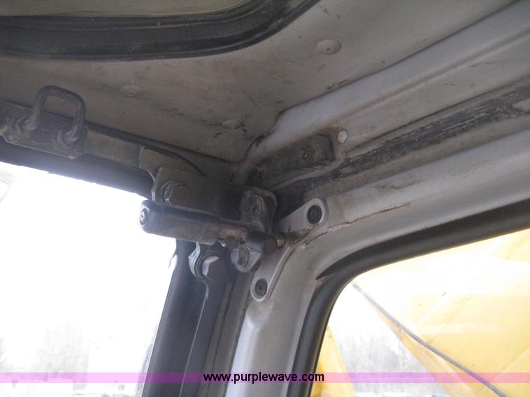 image for item E3378 1998 John Deere 200LC excavator