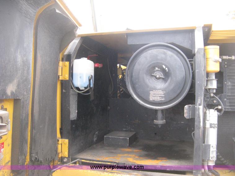 image for item E3378 1998 John Deere 200LC excavator