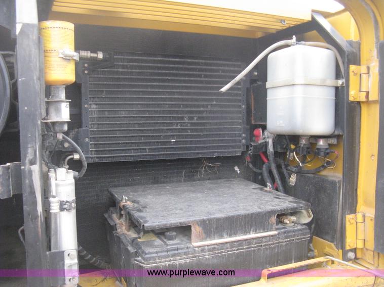 image for item E3378 1998 John Deere 200LC excavator