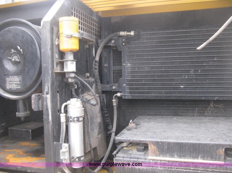 image for item E3378 1998 John Deere 200LC excavator