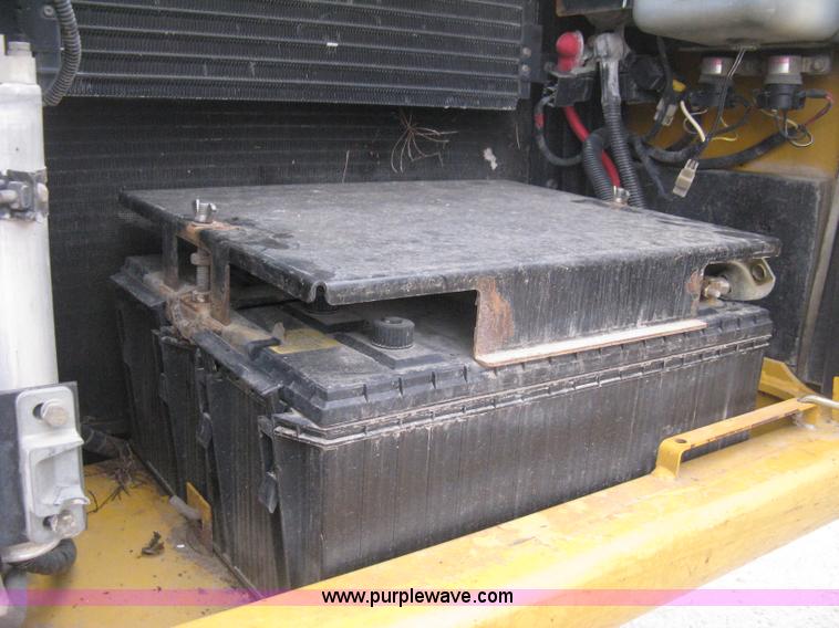 image for item E3378 1998 John Deere 200LC excavator