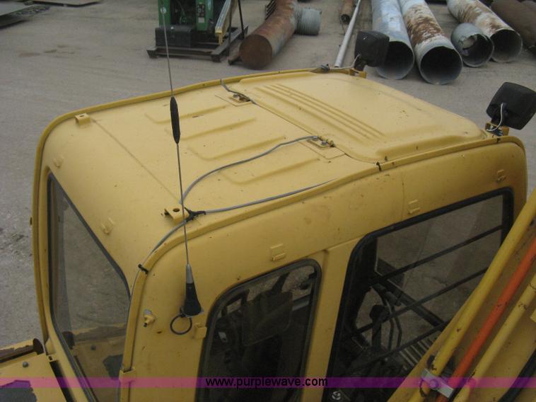 image for item E3378 1998 John Deere 200LC excavator