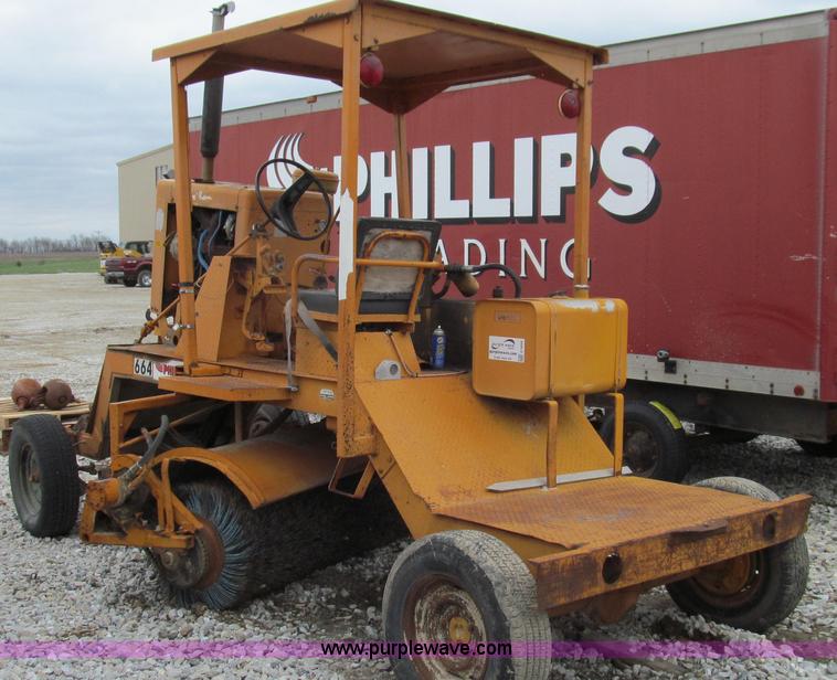 image for item E3895 Broce T-20 broom