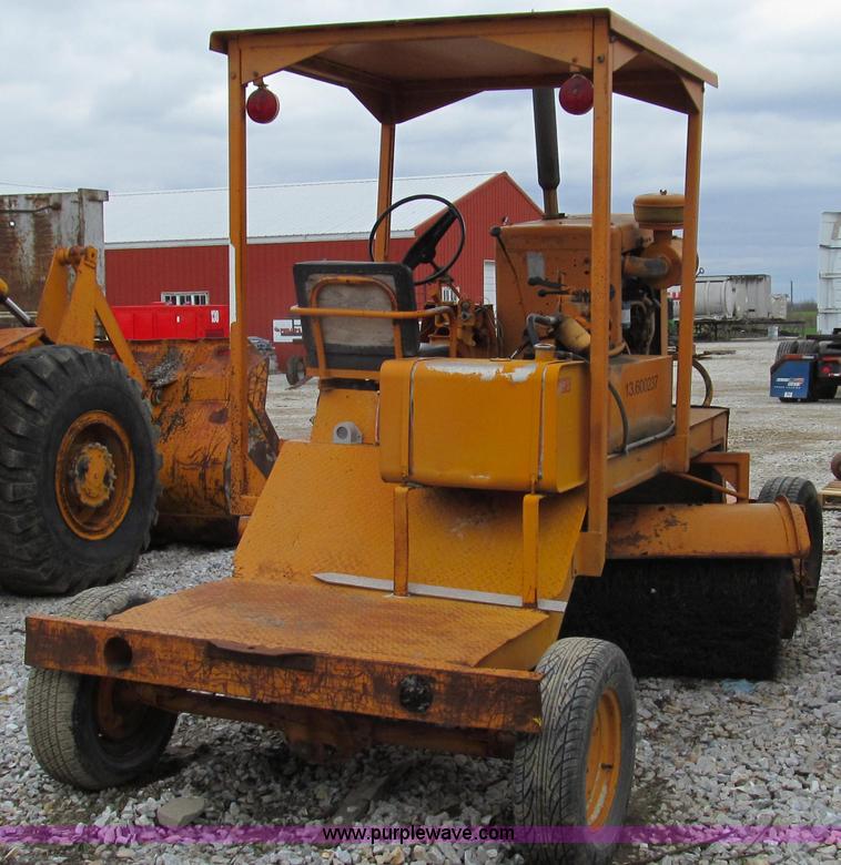 image for item E3895 Broce T-20 broom