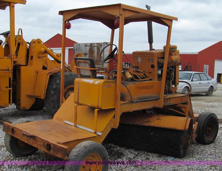 image for item E3895 Broce T-20 broom