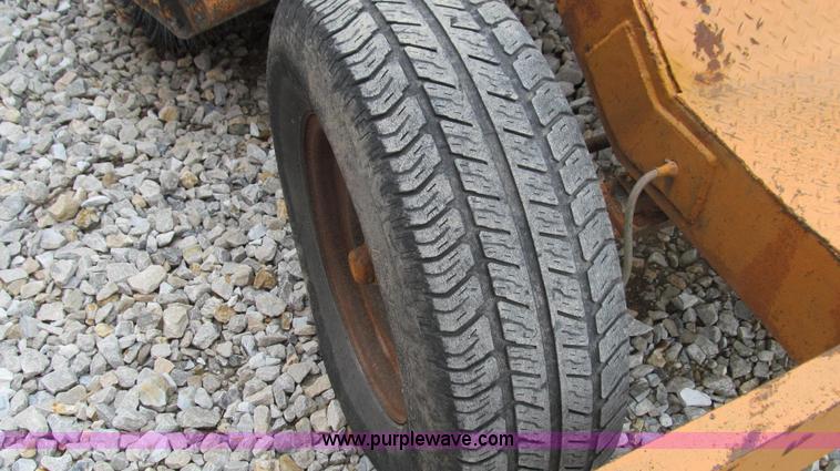 image for item E3895 Broce T-20 broom