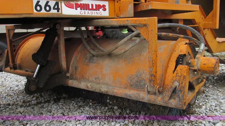 image for item E3895 Broce T-20 broom