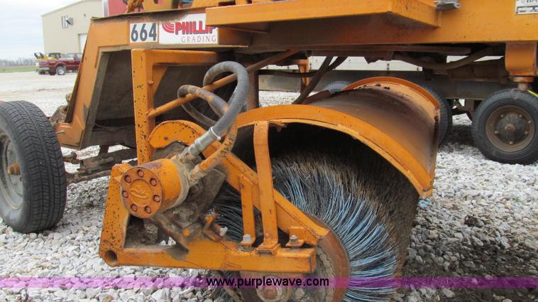 image for item E3895 Broce T-20 broom