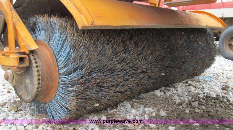 image for item E3895 Broce T-20 broom