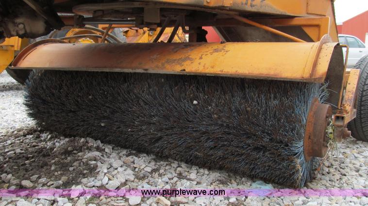 image for item E3895 Broce T-20 broom