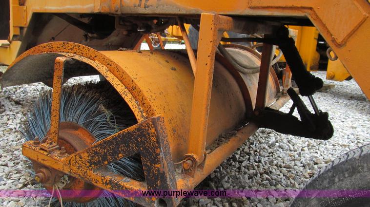 image for item E3895 Broce T-20 broom