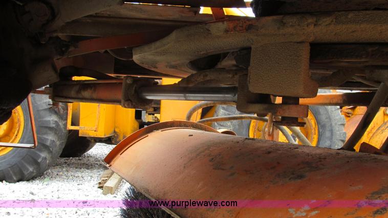 image for item E3895 Broce T-20 broom