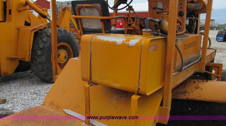 image for item E3895 Broce T-20 broom