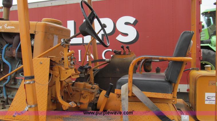 image for item E3895 Broce T-20 broom