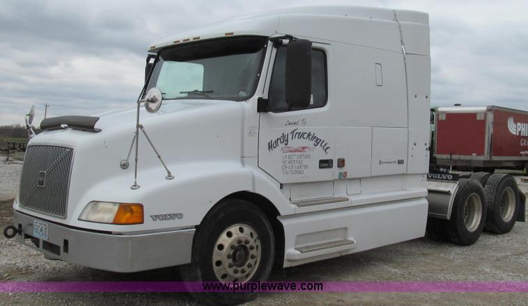 image for item E3896 1998 Volvo VN semi truck