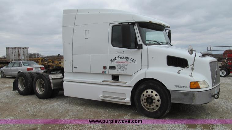 image for item E3896 1998 Volvo VN semi truck