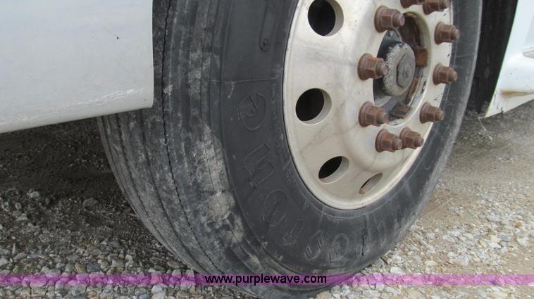 image for item E3896 1998 Volvo VN semi truck