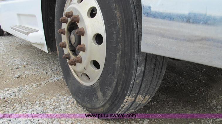 image for item E3896 1998 Volvo VN semi truck