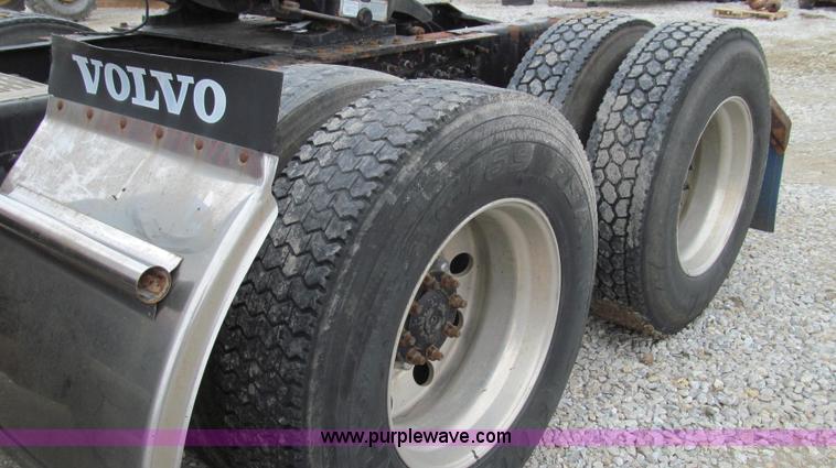 image for item E3896 1998 Volvo VN semi truck