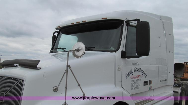 image for item E3896 1998 Volvo VN semi truck