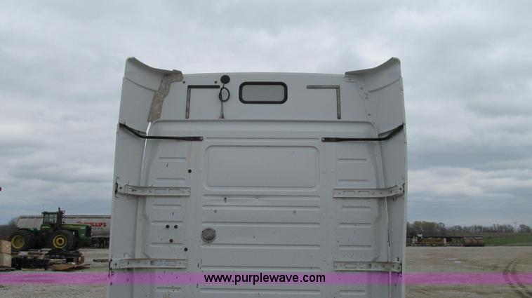 image for item E3896 1998 Volvo VN semi truck