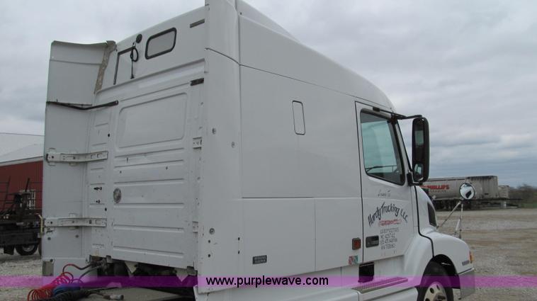 image for item E3896 1998 Volvo VN semi truck