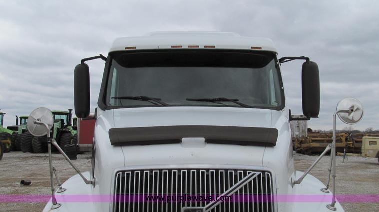 image for item E3896 1998 Volvo VN semi truck