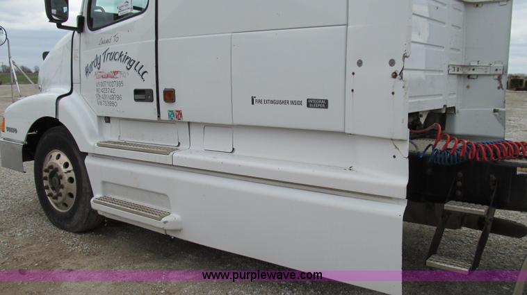 image for item E3896 1998 Volvo VN semi truck